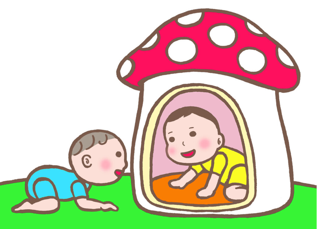 キノコの家で遊ぶ赤ちゃん達