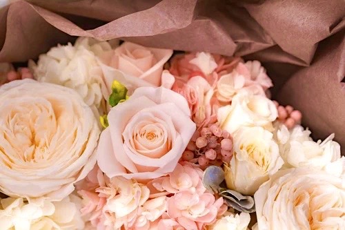 白と淡いピンクの花束
