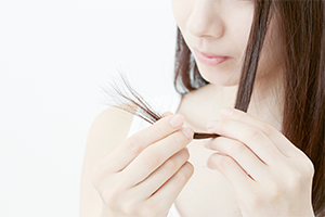 毛先をチェックする女性
