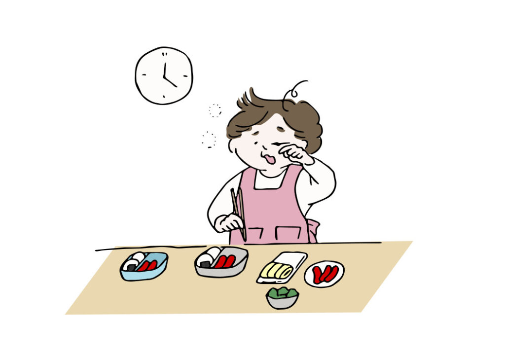 目をこすりながら弁当を作るママ