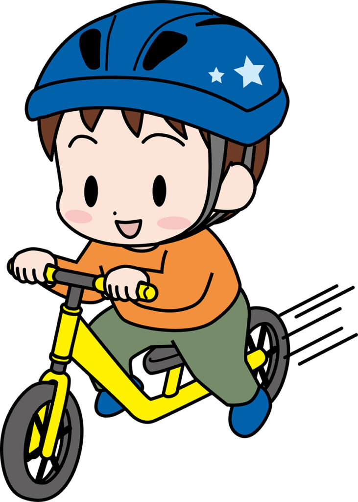 キックバイスに乗る男の子