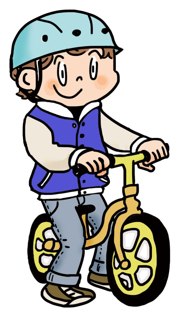 キックバイクにまたがる男の子