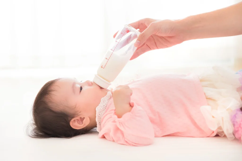 赤ちゃん ミルク 飲む