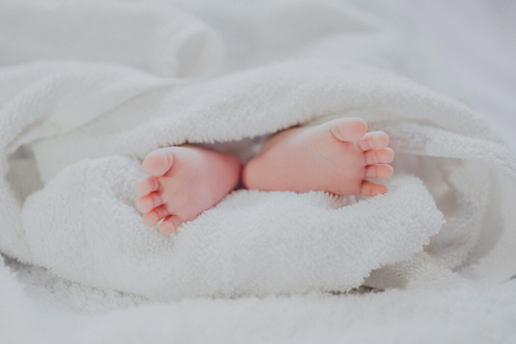 ブランケットにくるまれた赤ちゃんの足