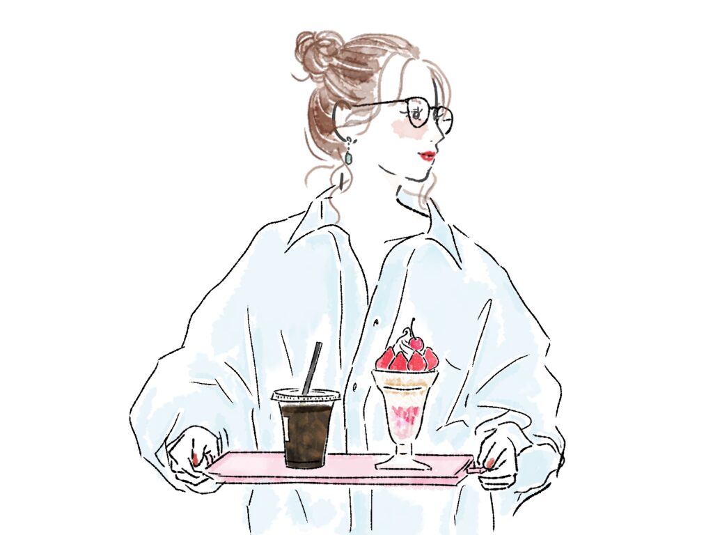 白いシャツを着てコーヒーとパフェを運ぶ女性