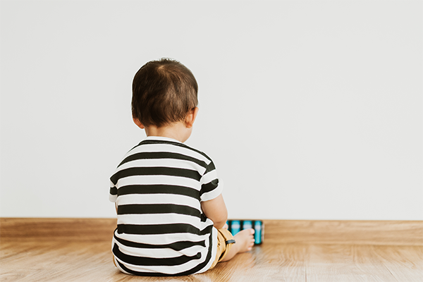 壁に向かって一人で遊ぶ男の子