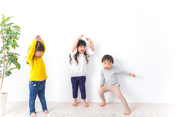 楽しそうに遊ぶ3人の子供