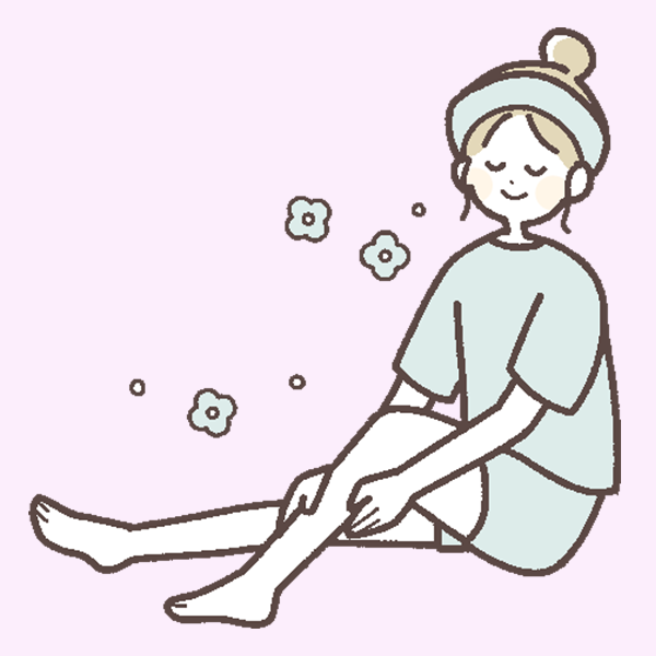 お風呂上がりのスキンケアをする女性