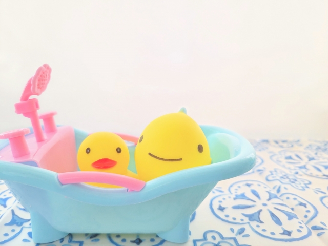 お風呂のおもちゃに入るアヒルとサカナ