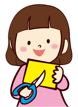 紙を切る女の子