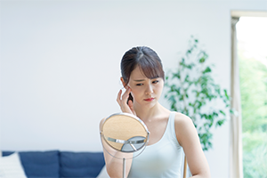 肌トラブルに悩んでいる女性