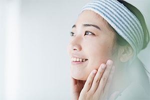 肌の調子の良さを実感する女性