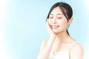 肌ケア効果を実感して幸せそうな女性