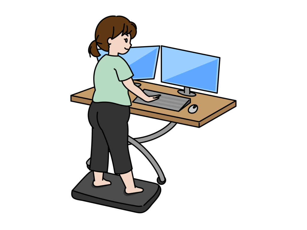 昇降デスクで立ち作業をする女性