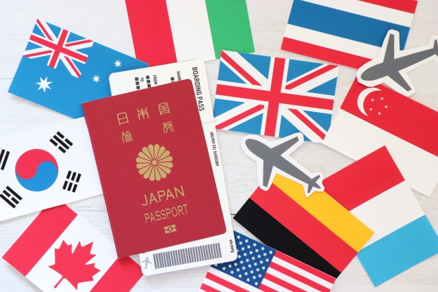 アメリカやイギリスなど世界各国の国旗とパスポートと航空券