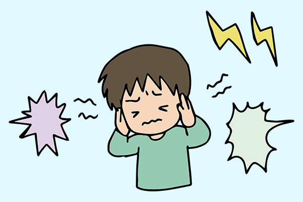 うるさい音に我慢できず耳をふさぐ男性