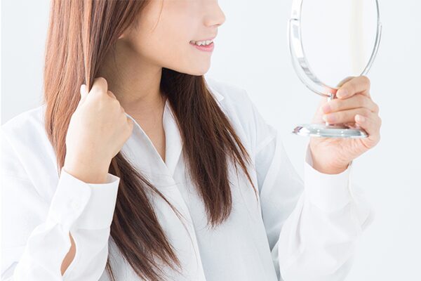 髪質が整ってうれしそうな女性