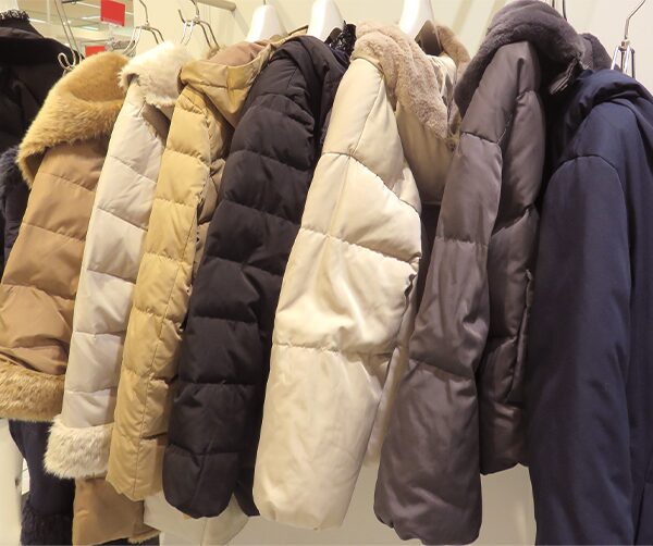 ハンガーにかけられたダウンジャケット