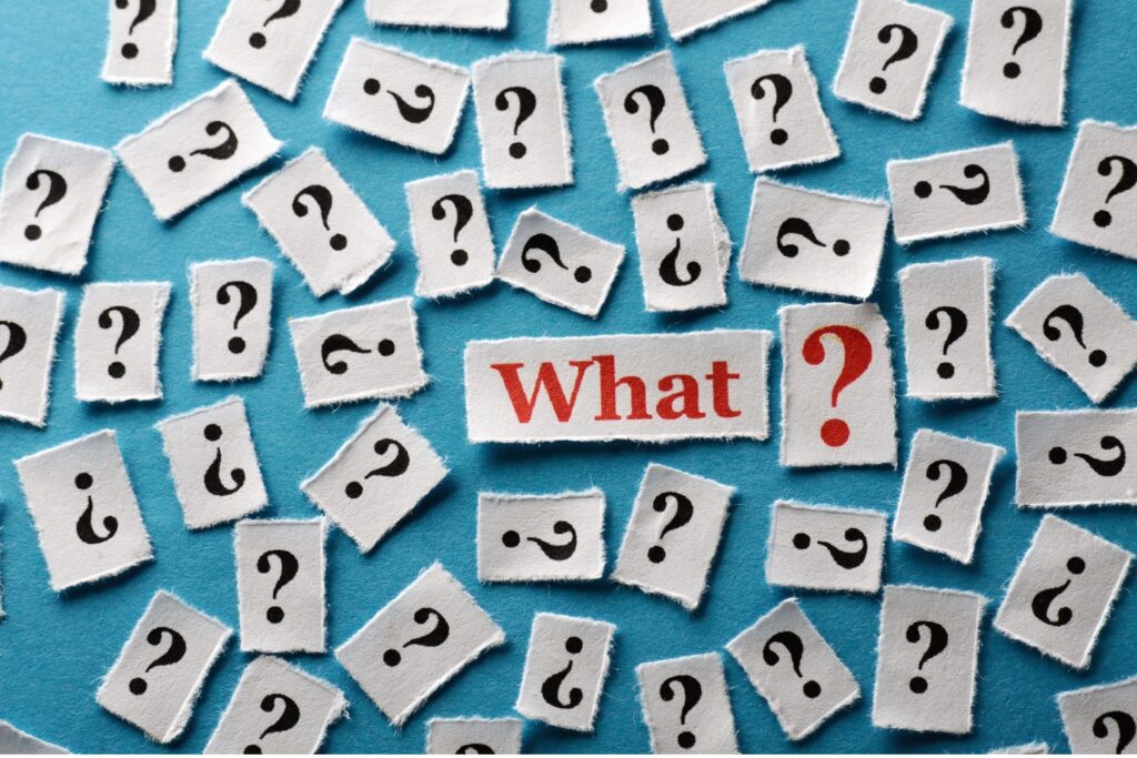 たくさんのはてなマークと「What」の文字