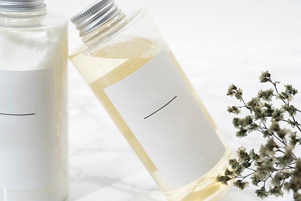 ヘアオイルが入ったガラスのビン