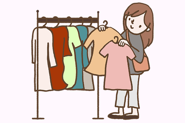 お店で服を選ぶ女性
