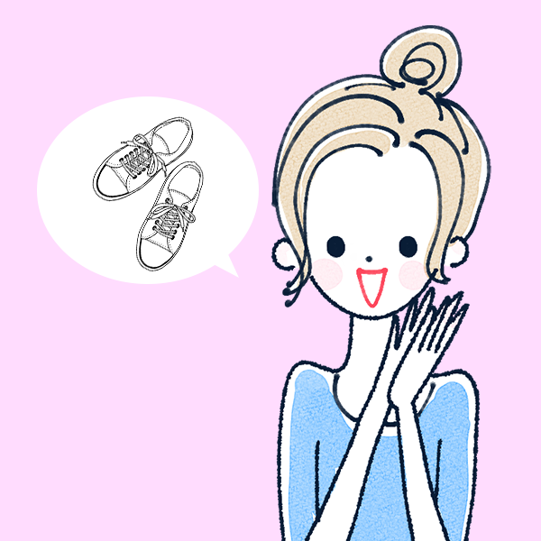 気に入るスニーカーが見つかってうれしそうな女性