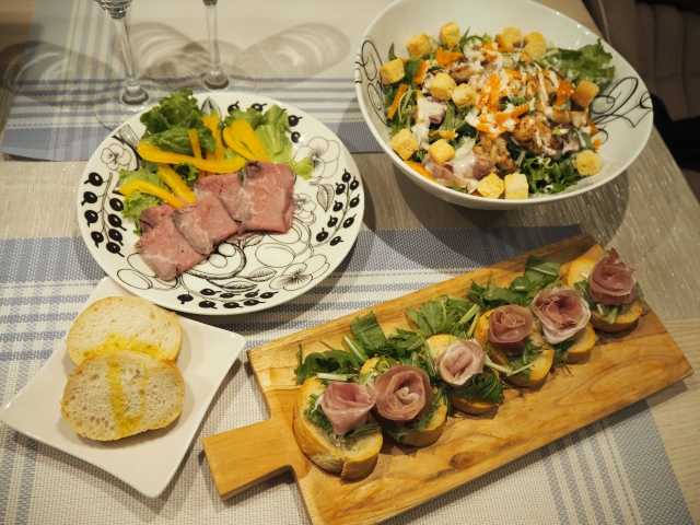 アラビアの食器を使った豪華なディナー