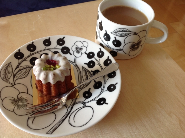 アラビアの食器にのったカヌレとマグカップに入ったカフェラテ