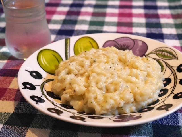 アラビアの食器に乗ったリゾット