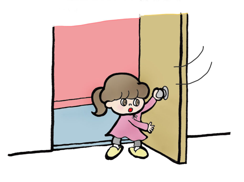 子供がドアを開ける