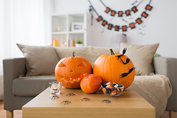 ハロウィンの飾り付けがされたリビング