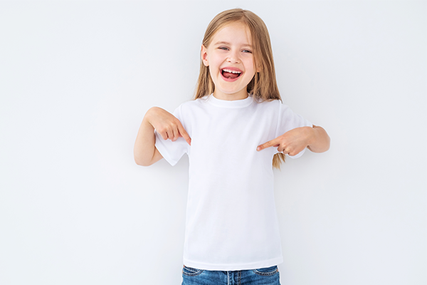 白いTシャツを着た外国人の女の子