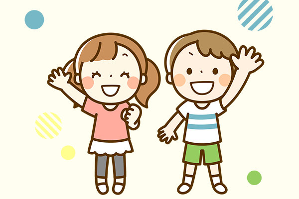 笑顔で手を振る幼稚園児