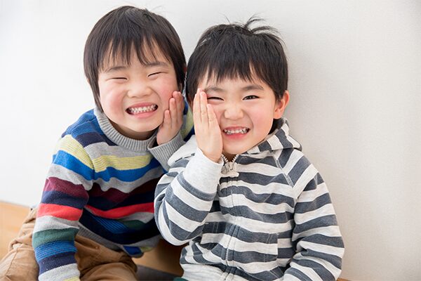 幼稚園くらいの男の子2人