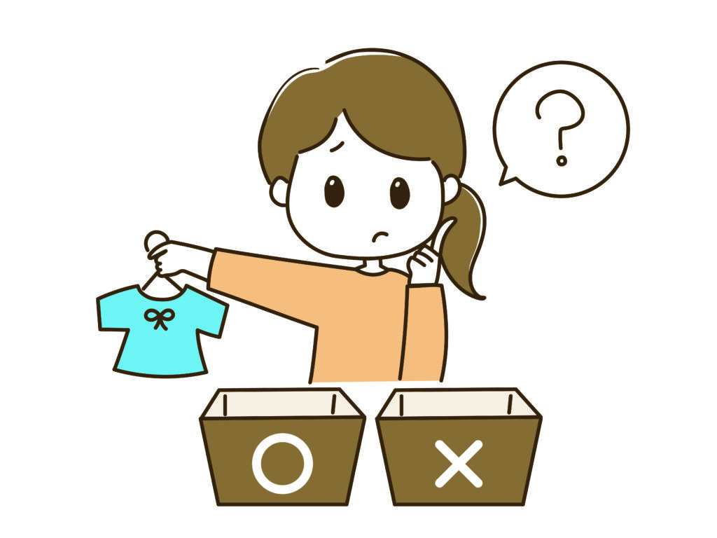 子供服を仕分けるママ