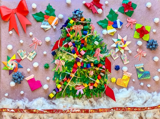 折り紙で手作りしたカラフルなクリスマスツリーオーナメント