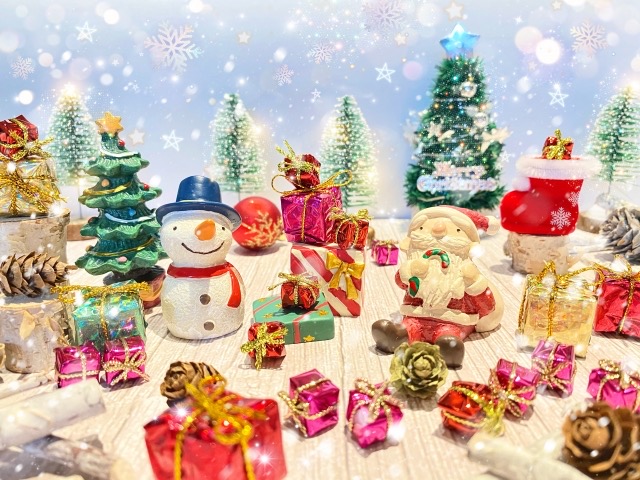 雪だるまやサンタさんの置物と、プレゼントなどのクリスマスツリーオーナメント