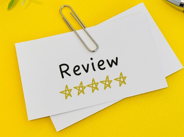 クリップに止めされたReviewと書いてある紙