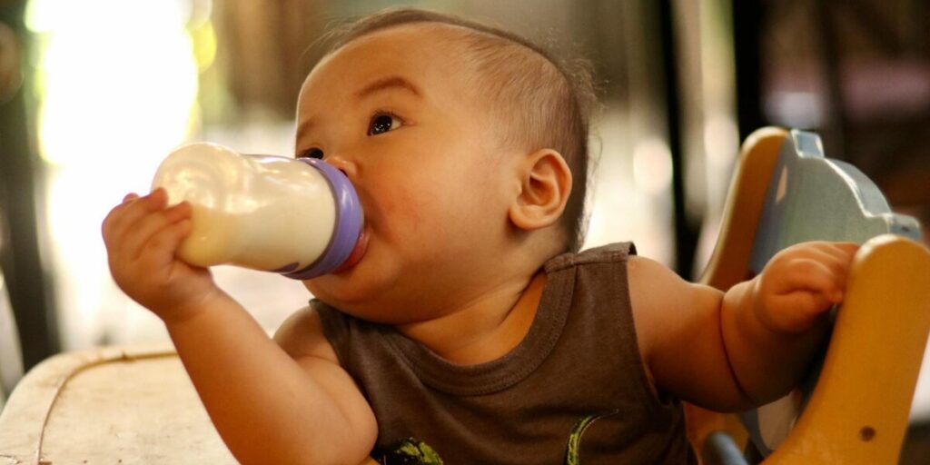 赤ちゃん　ミルク　椅子