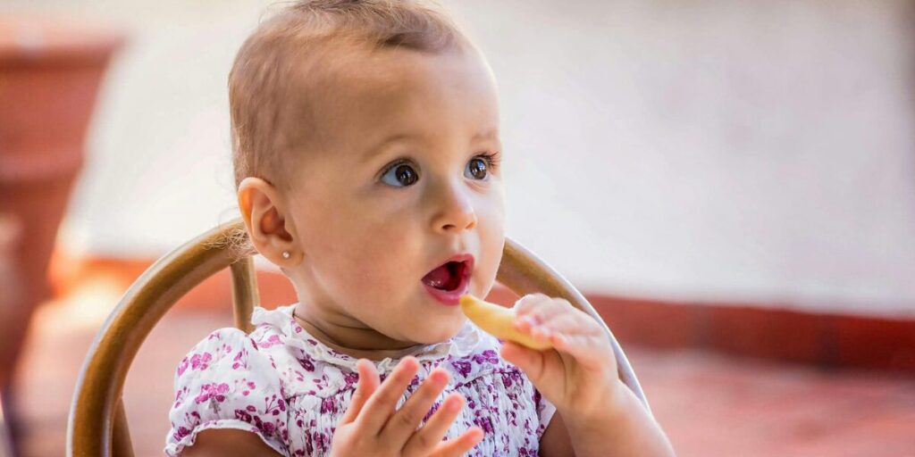 手づかみ食べ　パン　赤ちゃん
