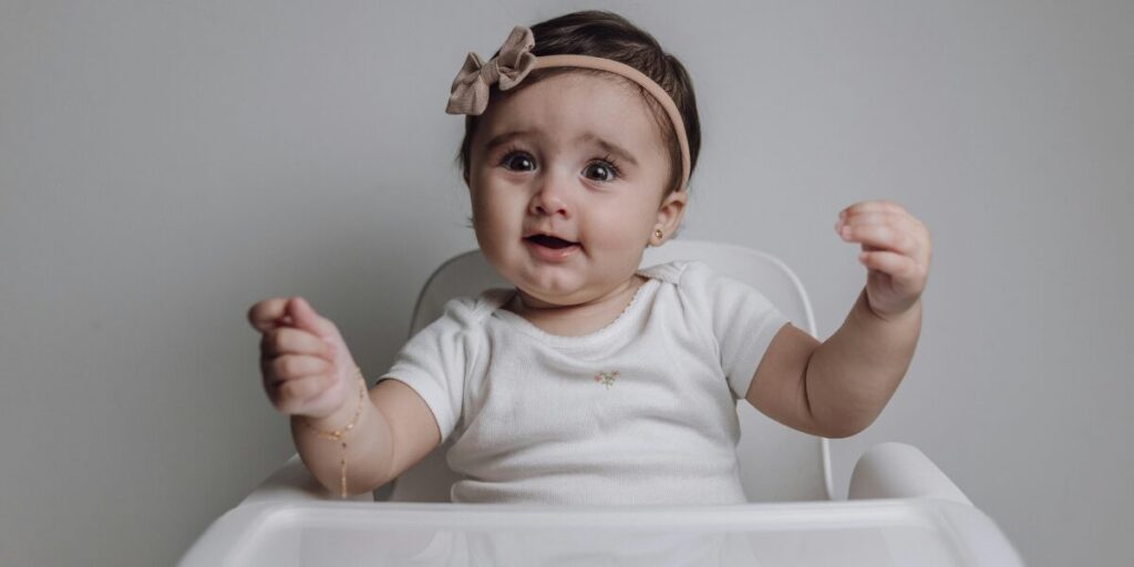 赤ちゃん　カチューシャ　椅子