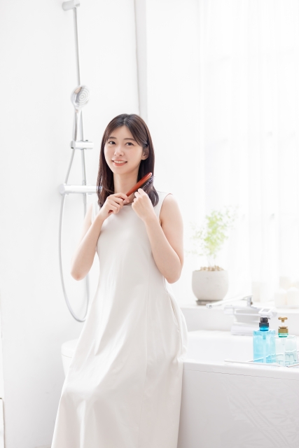 ヘアケアをする女性