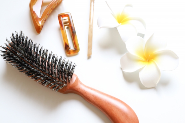 ブラシと白い花