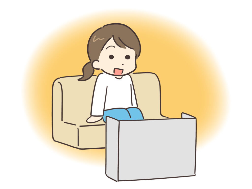 パネルヒーターで温まりながらソファに座る女性