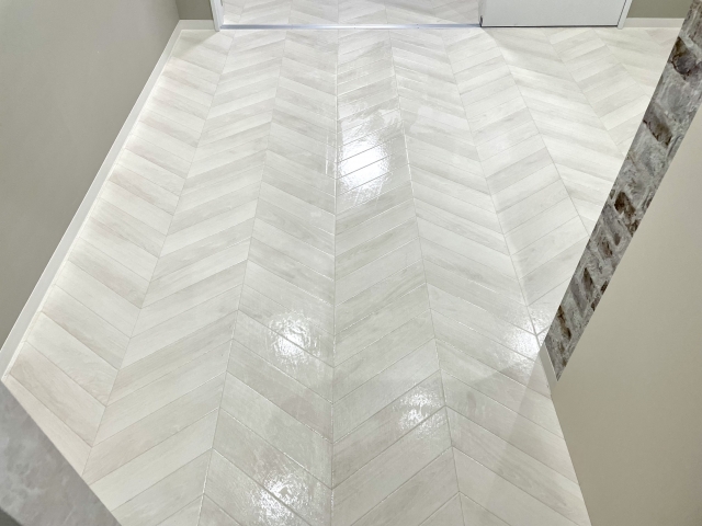 ヘリンボーンのクッションフロア　白