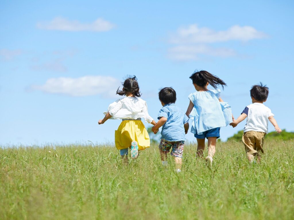 子ども　草原　走る