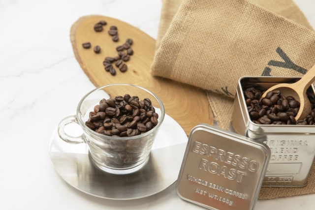 透明なカップに入ったコーヒー豆