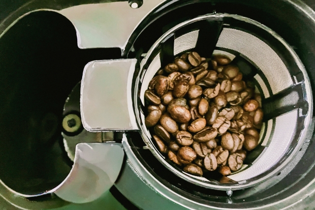 ミルにセットされたコーヒー豆