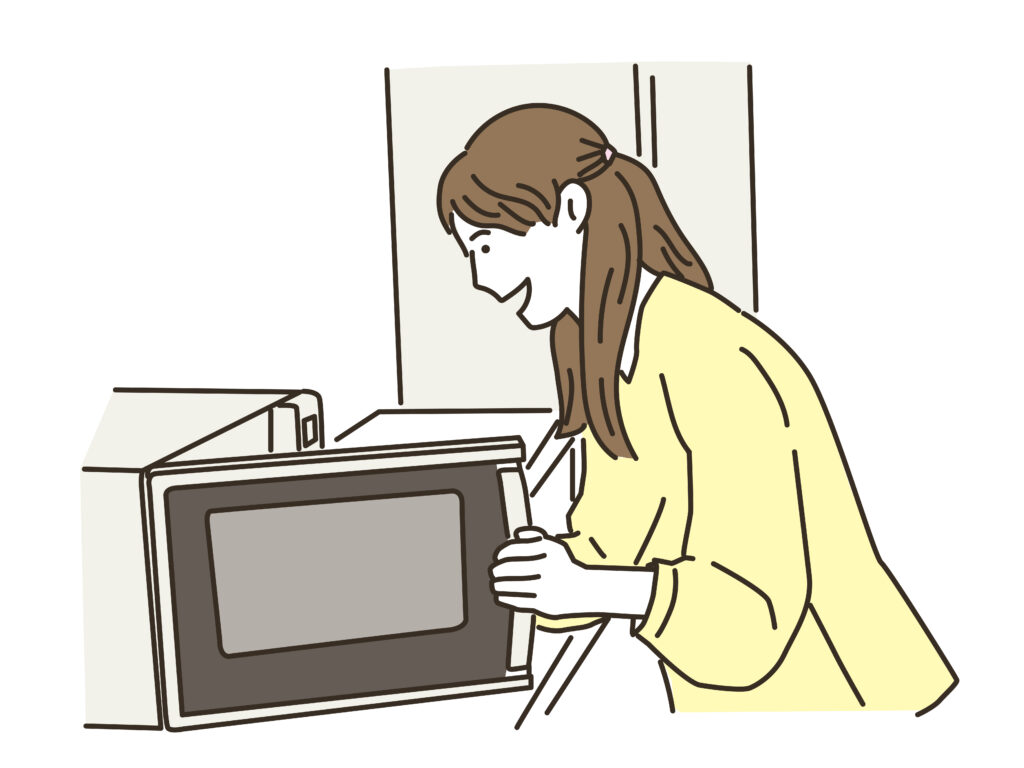 電子レンジを使う女性