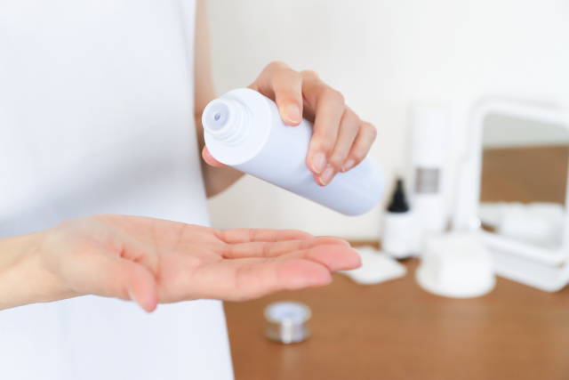 化粧水を手につける
